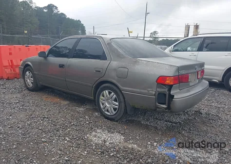 2001 Toyota Camry Le z USA, uszkodzony, nr VIN 4T1BG22K11U066609